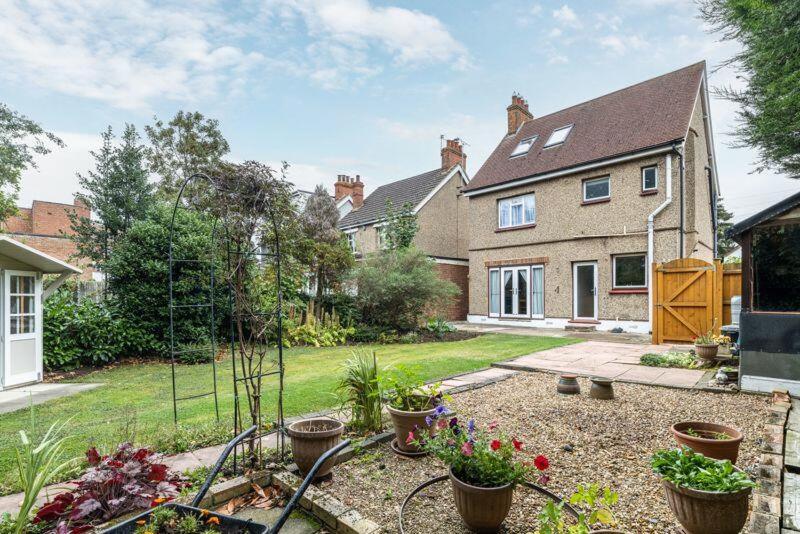 een huis met een tuin met potplanten in de tuin bij Lennox Road Small Rooms Inn in Bletchley