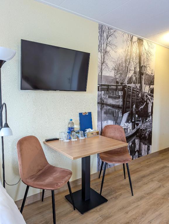 Uma televisão e/ou sistema de entretenimento em Hotel B&B d'Olde Smidse