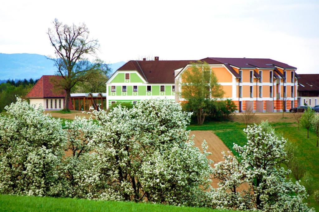 duży dom z drzewami przed nim w obiekcie Mostlandhof w mieście Purgstall
