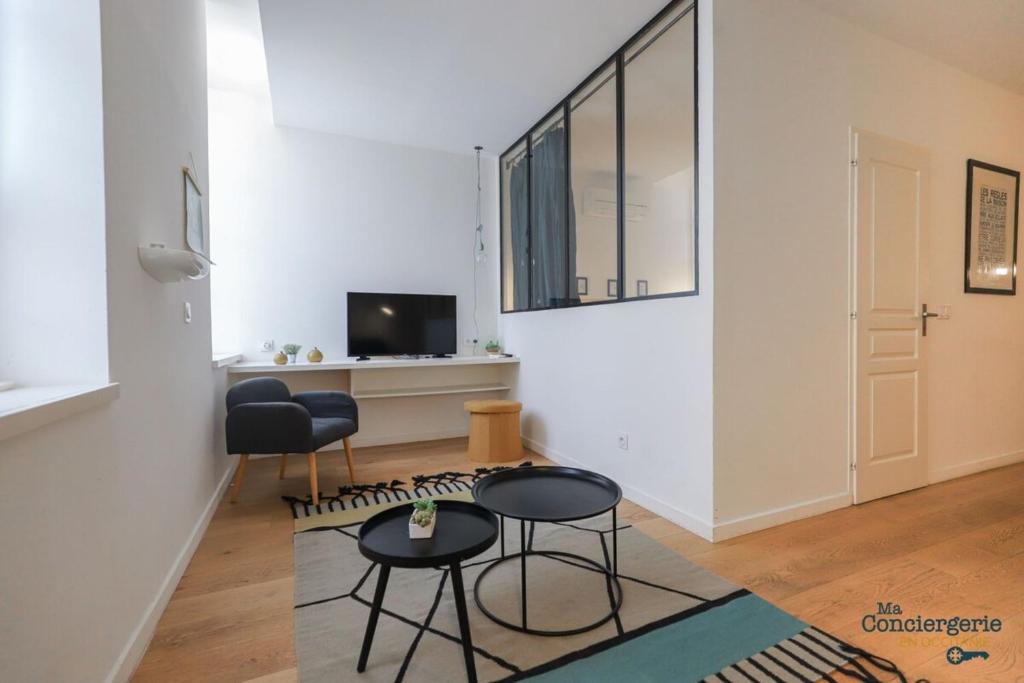 un salon avec deux chaises et une table dans l'établissement Dv5 Anthracite - Métro - Gare Jean-Jaurès, à Toulouse