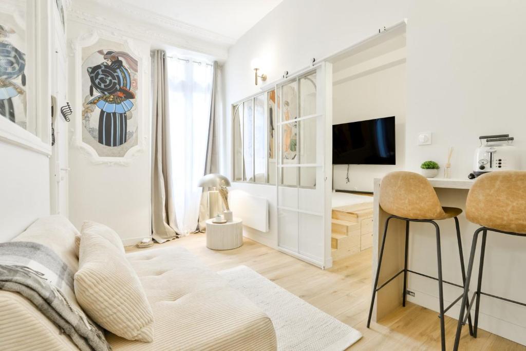 - un salon blanc avec un canapé et un bureau dans l'établissement GuestReady - Central Bordeaux Gem, à Bordeaux