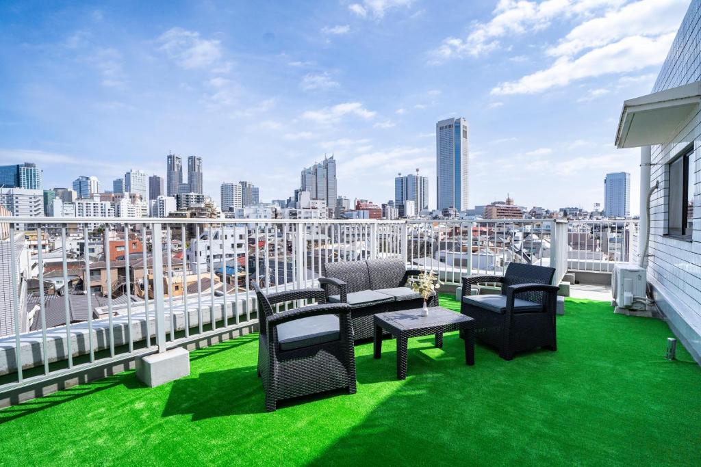 6th floor 602 with elevator, 700 meters walk from Nishi-Shinjuku Gochome 4 minutes to Shinjuku, 75 square meters plus 30 square meters of large balcony