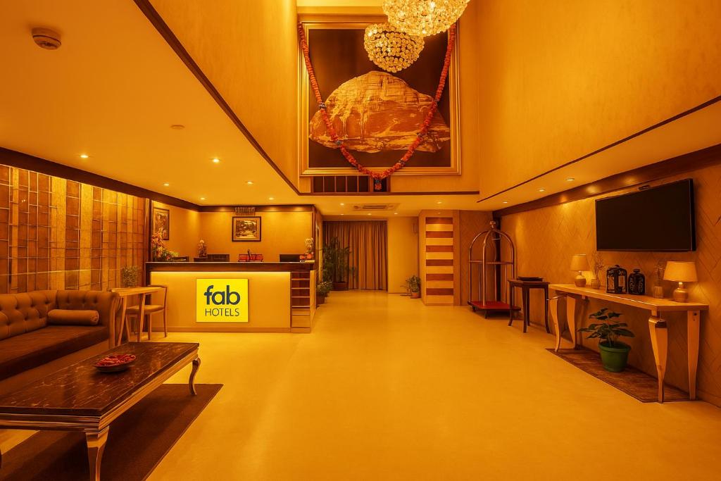 TV a/nebo společenská místnost v ubytování FabHotel The Kailash Dev - Near Azadpur Metro