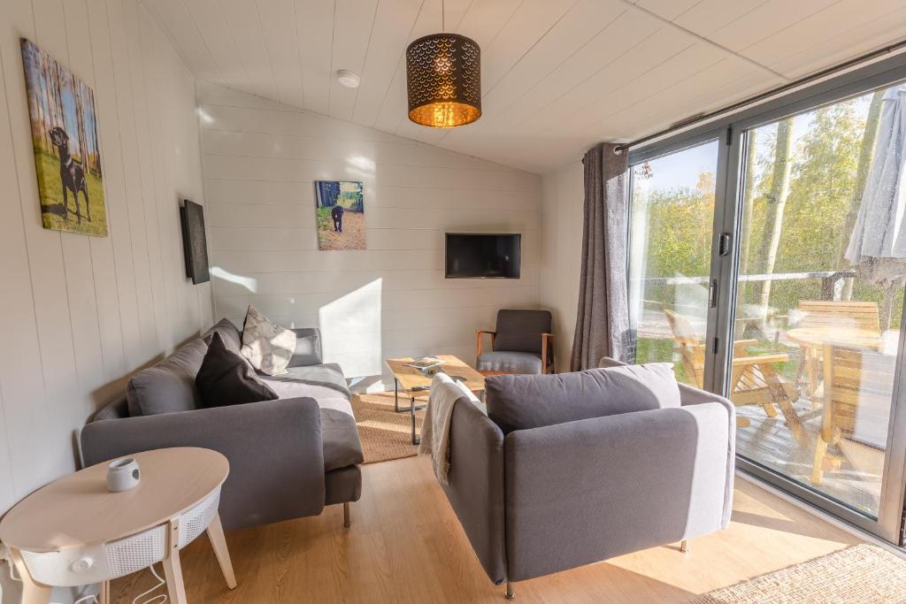 TV a/nebo společenská místnost v ubytování Riverside Cabins