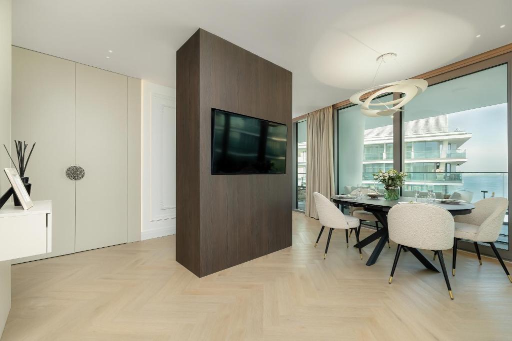 TV a/nebo společenská místnost v ubytování Waveview Premium Apartment, 9th Floor