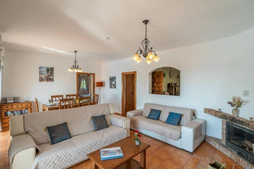 un salon avec un canapé et une cheminée dans l'établissement Gorgeous Bedel Villa, à Saint-Tropez