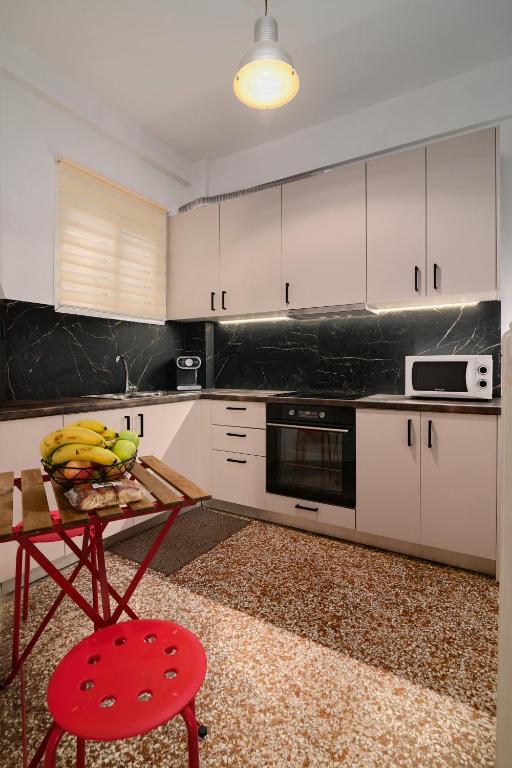 Kuchnia lub aneks kuchenny w obiekcie Venias Two-Bedroom apartment Kallimarmaro and Zappeio area