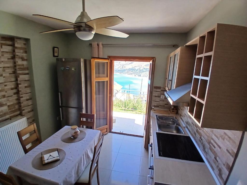 Kuchyň nebo kuchyňský kout v ubytování Villa Alexandros