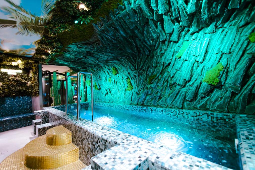 Bazén v ubytování Carat Hotel Yerevan nebo v jeho okolí