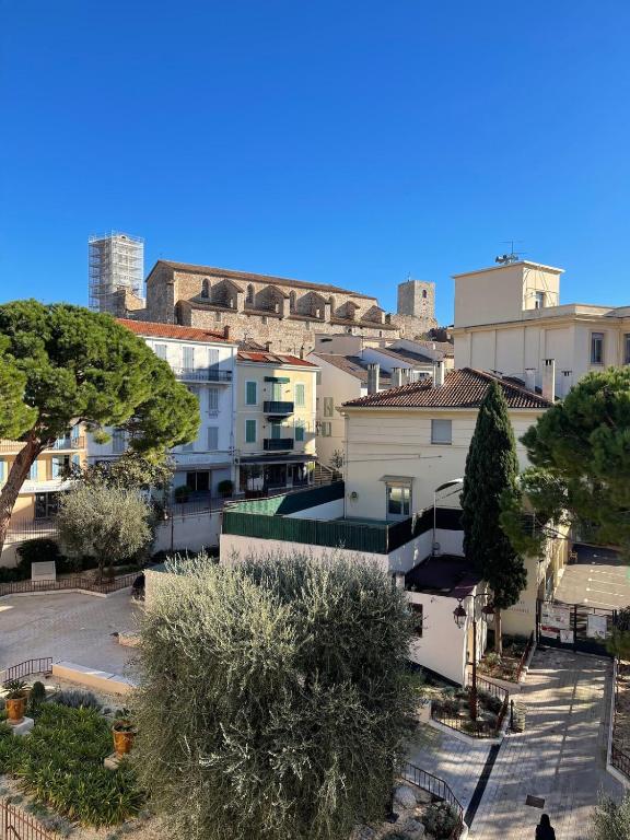une vue d'une ville avec des bâtiments et des arbres dans l'établissement CANNES SUQUET spacieux studio, à Cannes