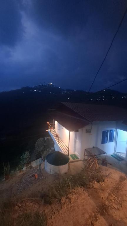 Nespecifikovaný výhled na hory nebo výhled na hory při pohledu z vily
