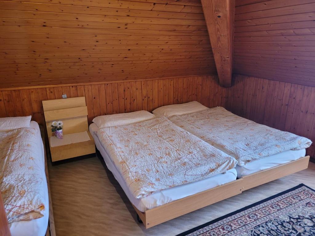 Postel nebo postele na pokoji v ubytování Osteria Anzonico
