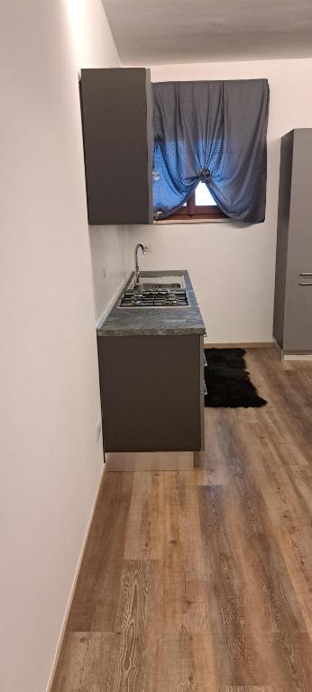 kuchnia ze zlewem i okno w pokoju w obiekcie Sul MARE w mieście Civitanova Marche