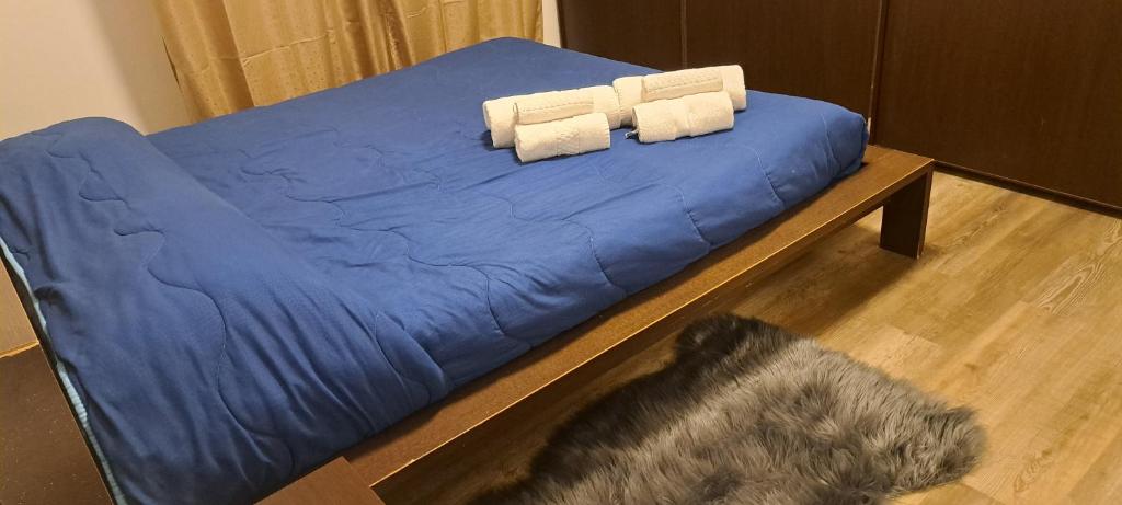 niebieskie łóżko z dwoma poduszkami na górze w obiekcie Sul MARE w mieście Civitanova Marche