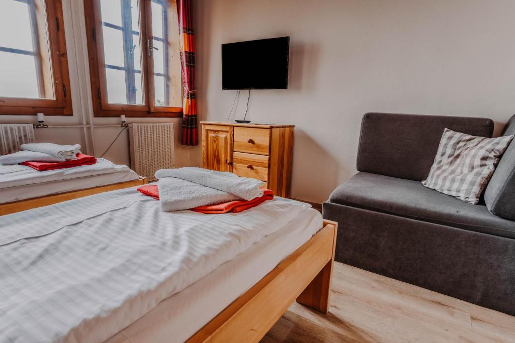 Postel nebo postele na pokoji v ubytování BILÍKOVA CHATA - Horský hotel