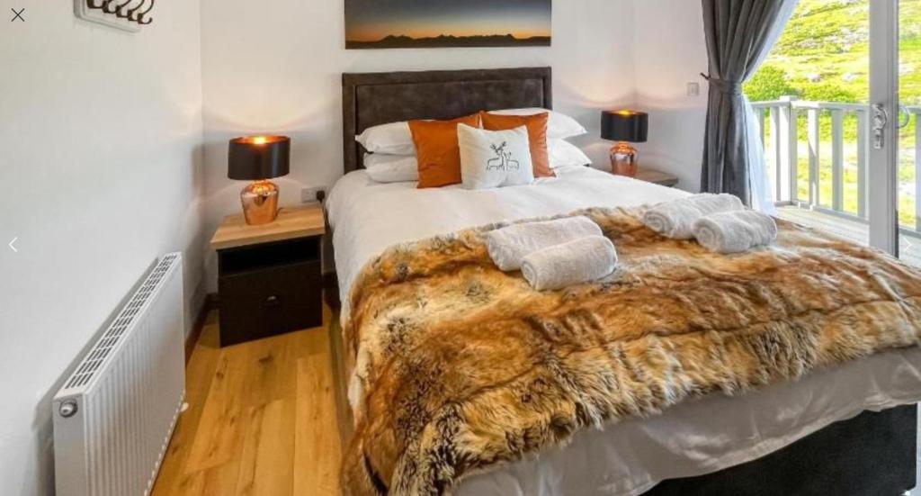 Ένα ή περισσότερα κρεβάτια σε δωμάτιο στο Applecross B&B and Luxury Self Catering Cabins free parking