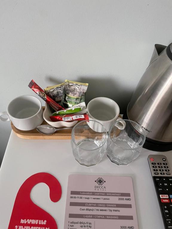 Příslušenství pro přípravu čaje a kávy v ubytování DECCA Hotel