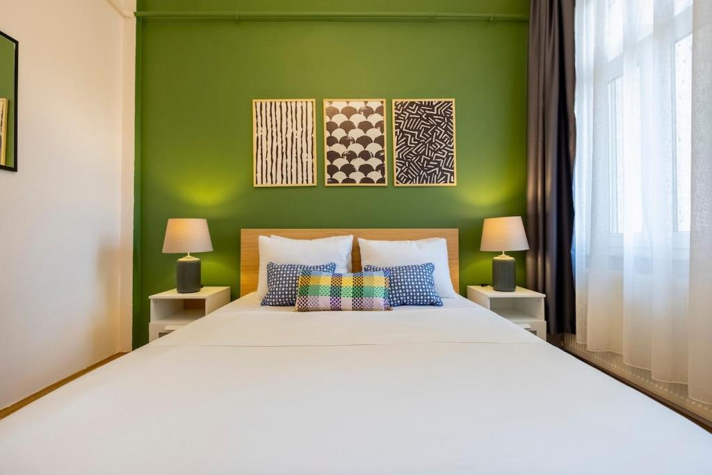 Ένα ή περισσότερα κρεβάτια σε δωμάτιο στο Central 3-Bedroom Apartment with High Ceilings