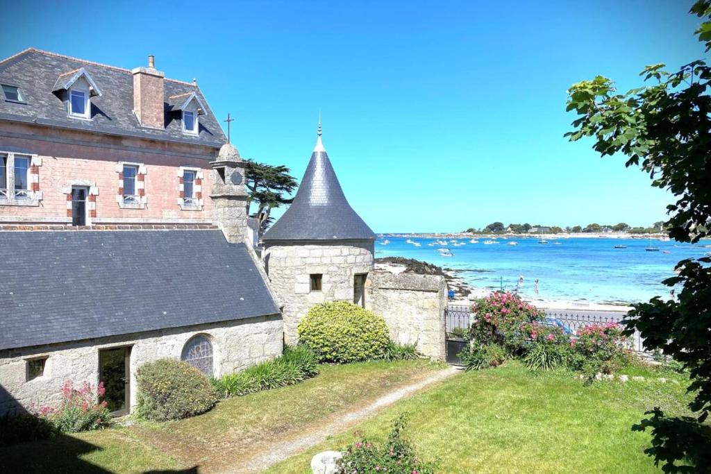 Cette maison ancienne offre une vue sur l'océan. dans l'établissement La Balise-Appart dans un manoir-Vue mer et jardin, à La Terre du Pont
