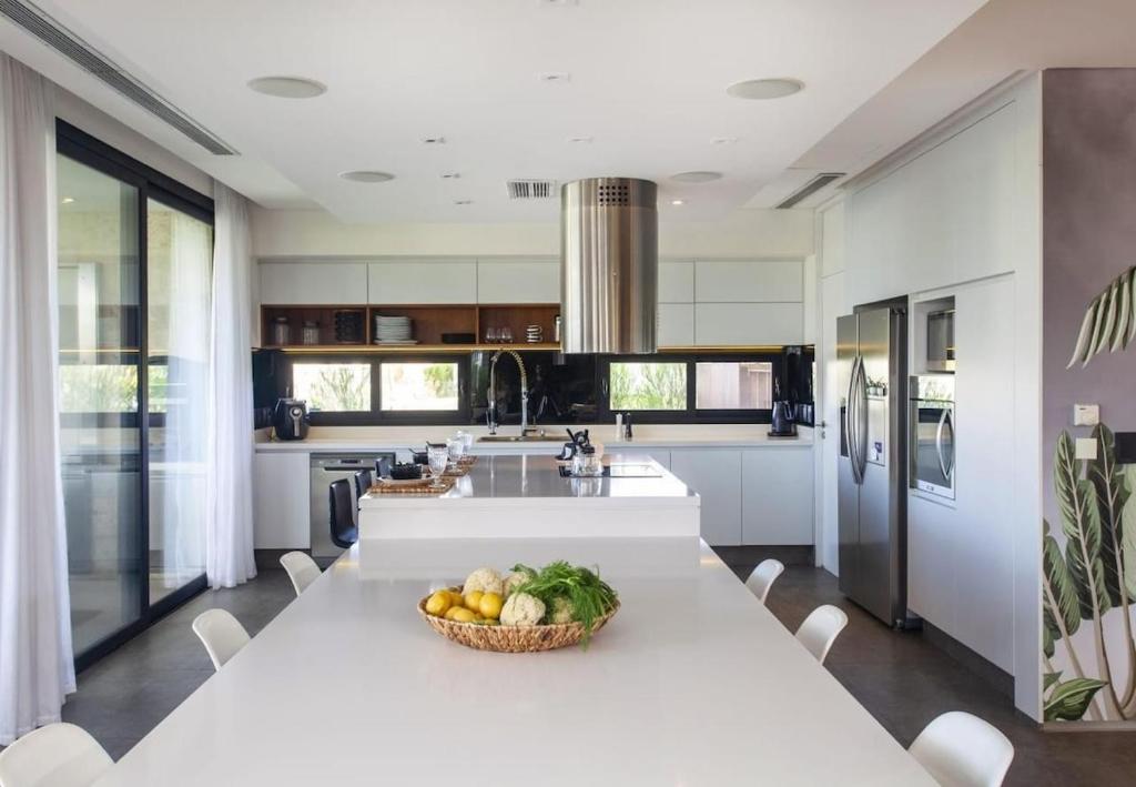 eine Küche mit einem Tisch mit einer Obstschale darauf in der Unterkunft Casa a la laguna in Belén de Escobar