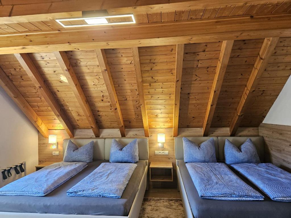 Postel nebo postele na pokoji v ubytování Gästehaus Rana