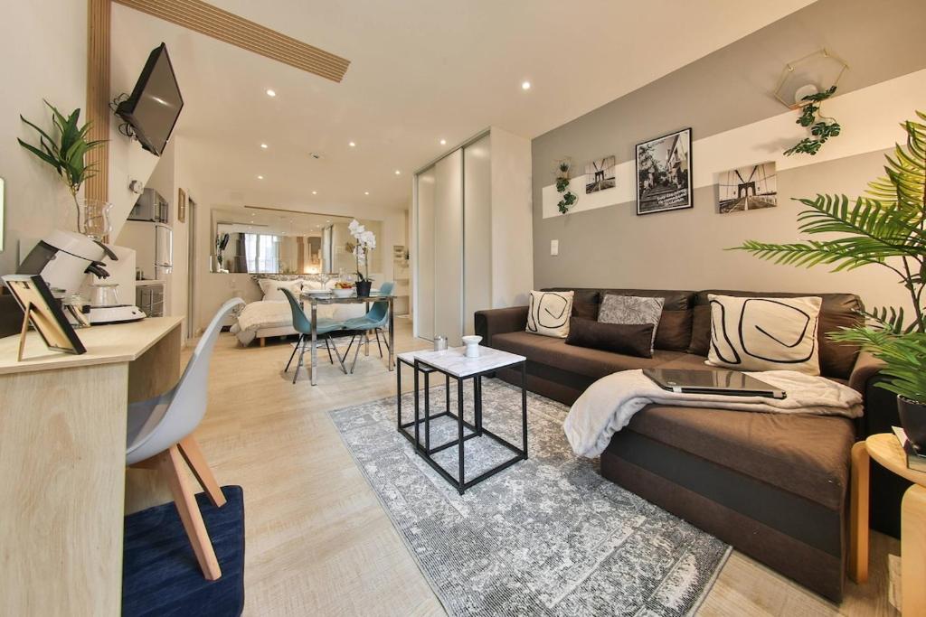 a living room with a couch and a table at Le Kelly - Hyper Centre Mulhouse in Mulhouse
