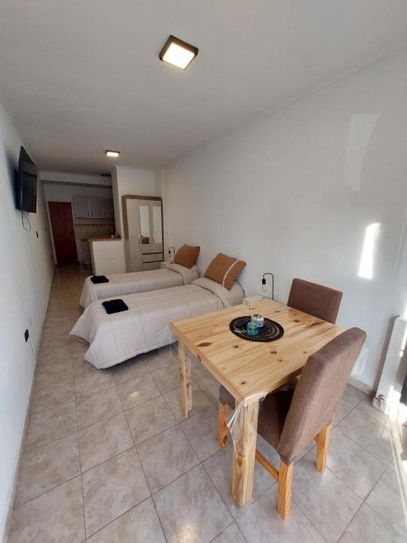 a living room with a table and a couch at Dto funcional MT in Bahía Blanca