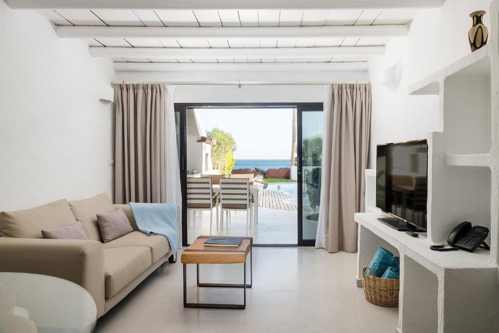 TV a/nebo společenská místnost v ubytování Kamezí Boutique Hotel Villas