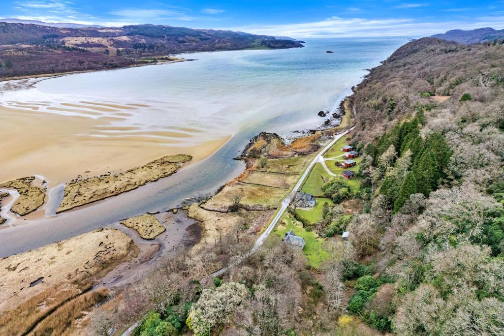 Finest Retreats - Lochead Cottage في Achahoish: منظر جوي للشاطئ والمحيط