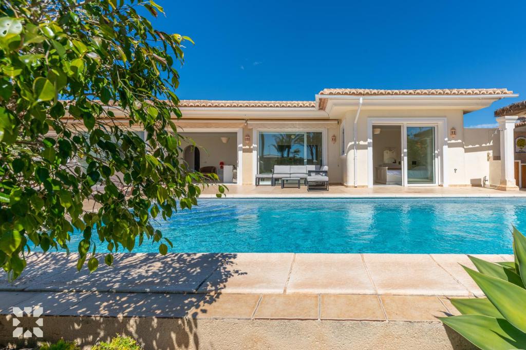 Bazén v ubytovaní Villa La Corona by Abahana Villas alebo v jeho blízkosti