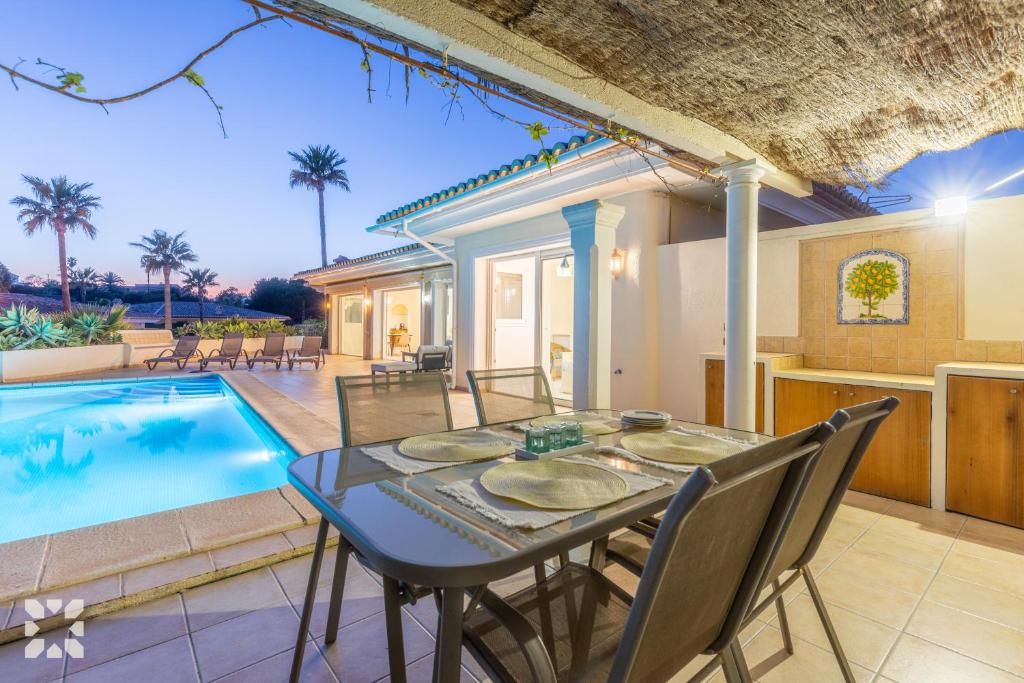 Bazén v ubytovaní Villa La Corona by Abahana Villas alebo v jeho blízkosti