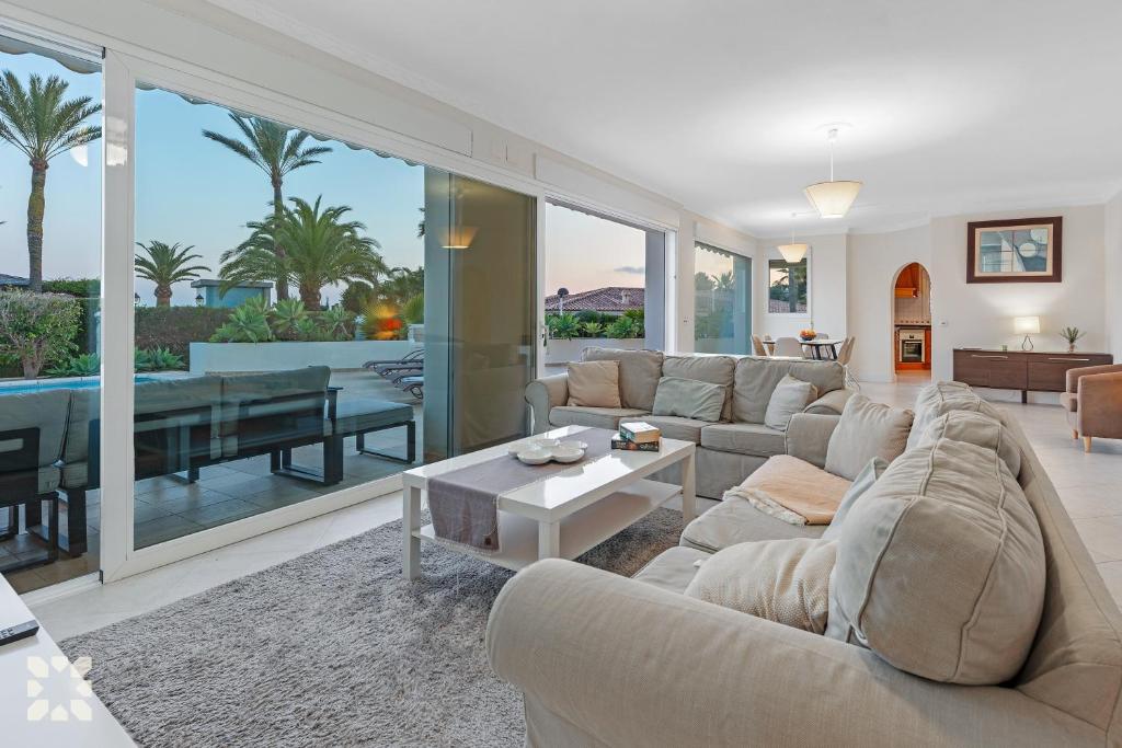Posedenie v ubytovaní Villa La Corona by Abahana Villas