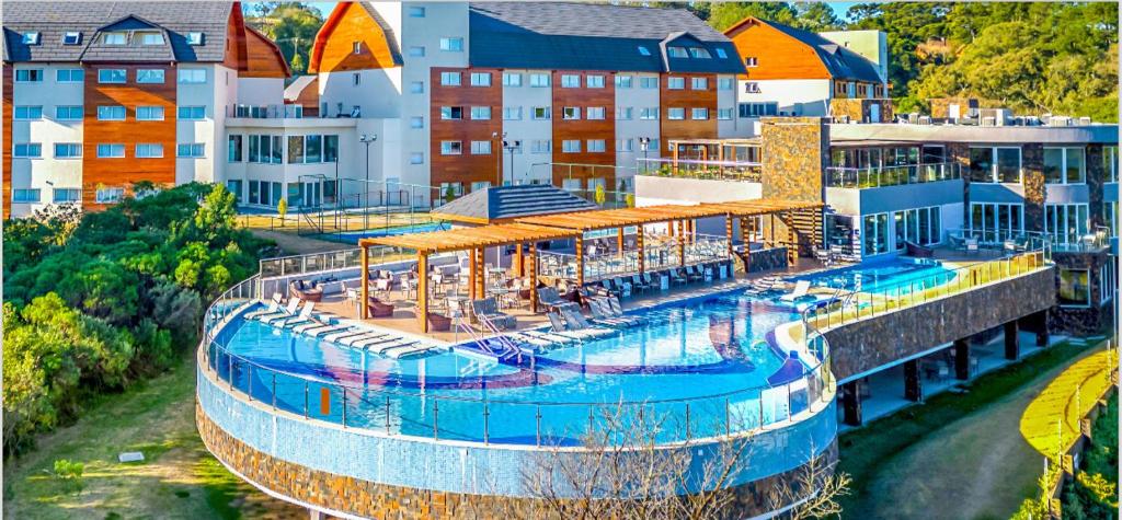 Bazén v ubytování Laghetto Resort Golden nebo v jeho okolí