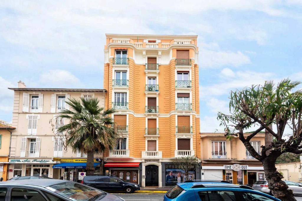 un grand bâtiment avec des voitures garées devant dans l'établissement Modern apartment -2BDR 6P - 300m from the BEACH, à Antibes