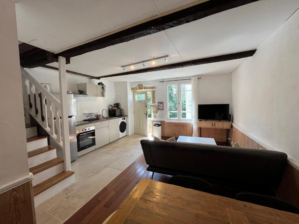 PoilhèsにあるMaison de ville, Canal du Midiのソファとキッチンのあるリビングルーム