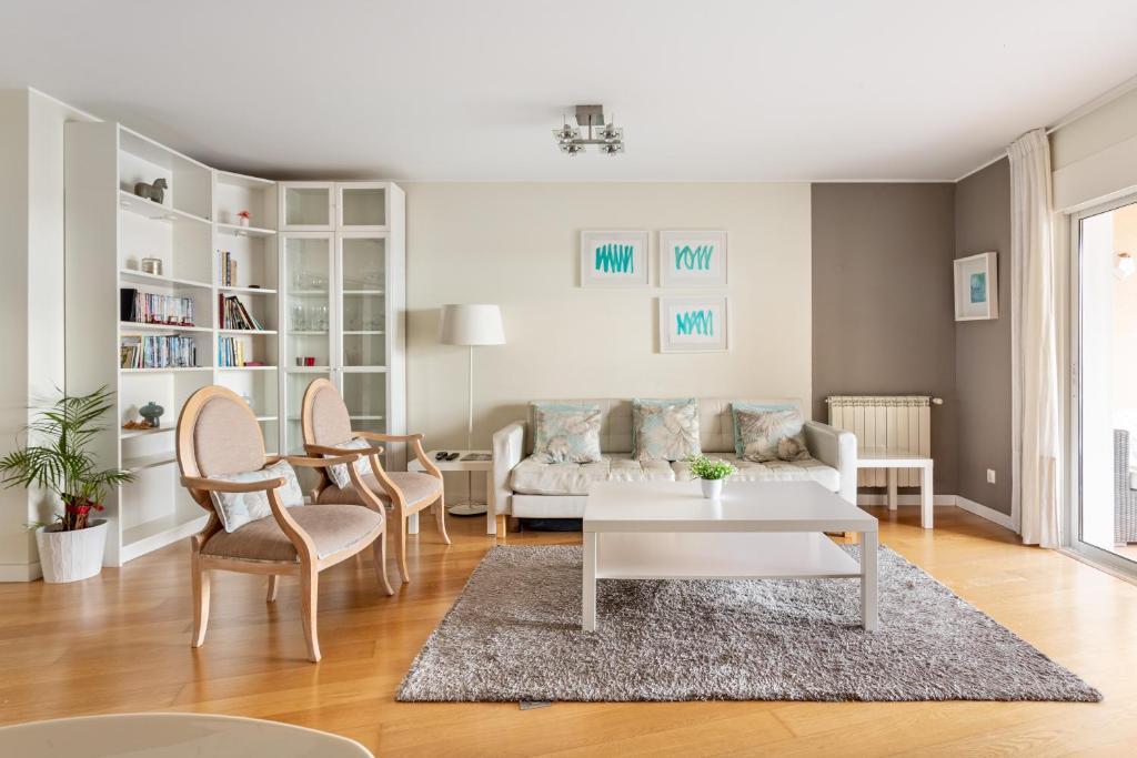 Cidadela Deluxe 2BR with Pool and Sea View