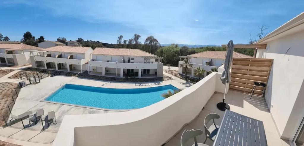 Cette chambre offre une vue sur une maison dotée d'une piscine. dans l'établissement Appartement convivial à Linguizzetta avec piscine, à Linguizzetta