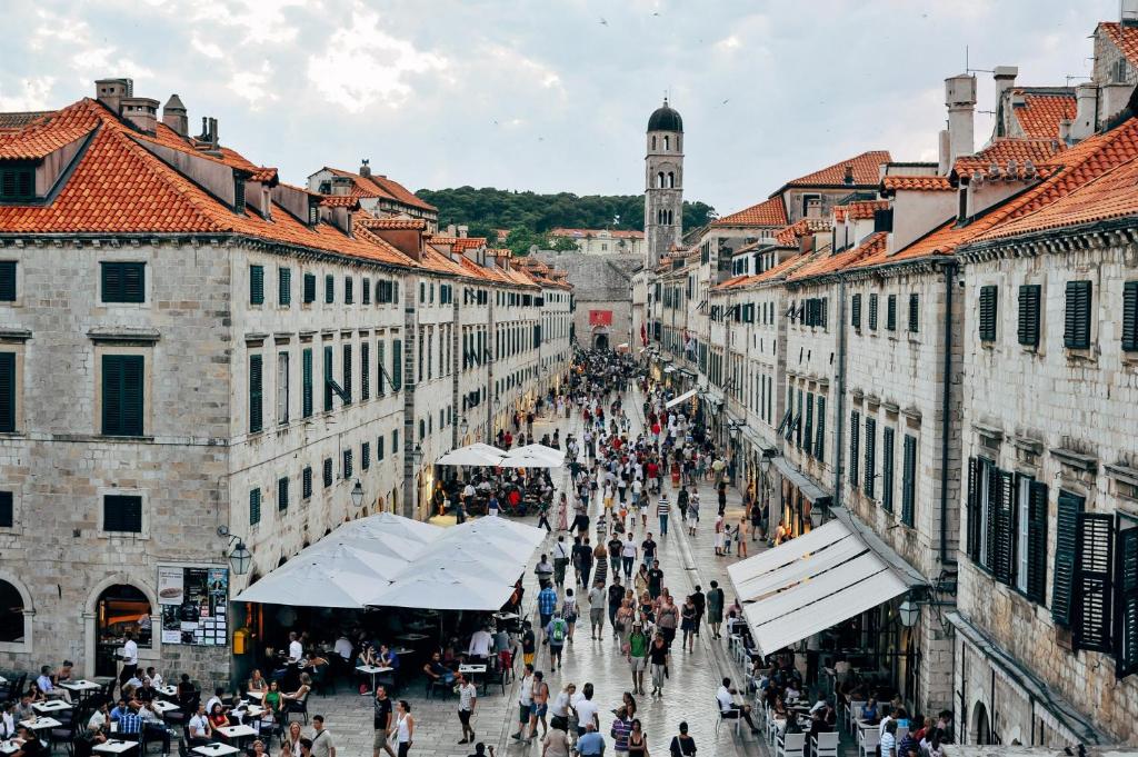 Nespecifikovaný výhled na destinaci Dubrovník nebo výhled na město při pohledu z apartmánu