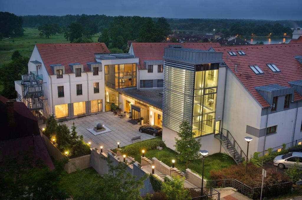 z powietrza widok na dom z dziedzińcem w obiekcie Wellness Hotel Diamant w mieście Hluboká nad Vltavou
