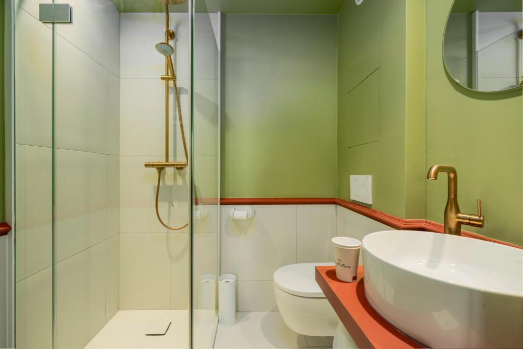 The Queen's Twelve by Romy&Travis - Resim 16