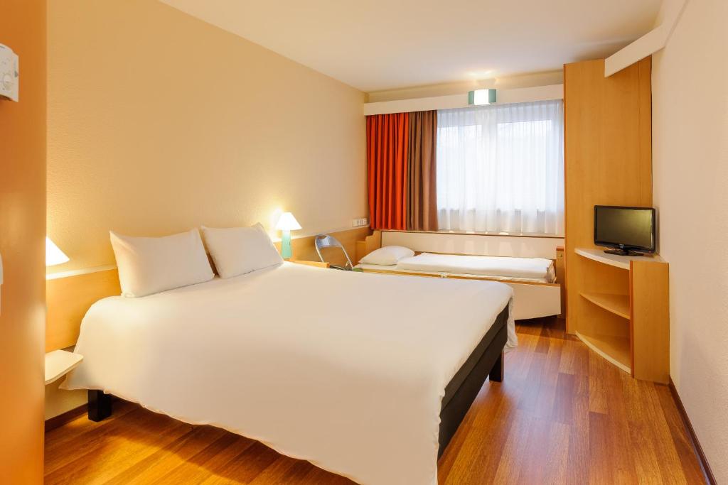 Postel nebo postele na pokoji v ubytování ibis Berlin Dreilinden
