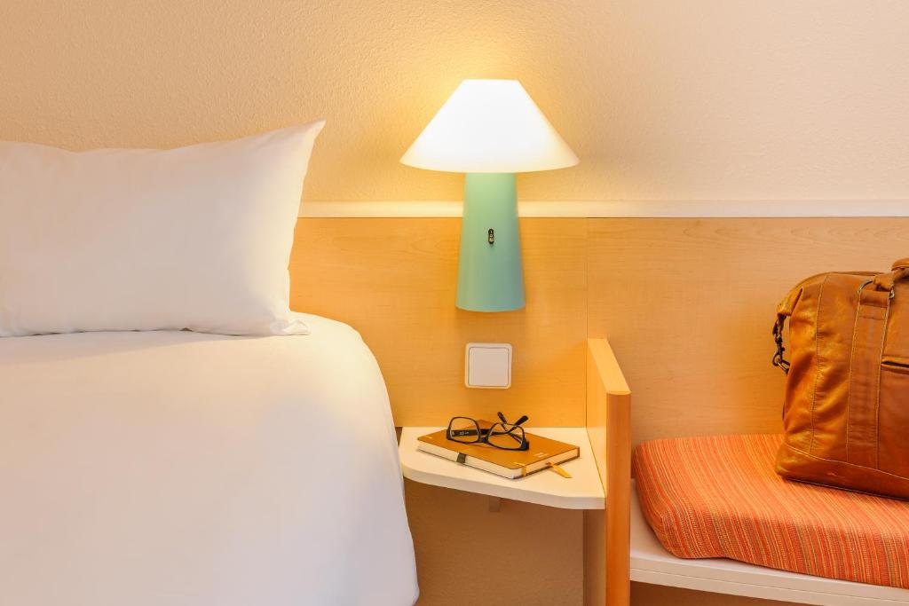 Postel nebo postele na pokoji v ubytování ibis Berlin Dreilinden