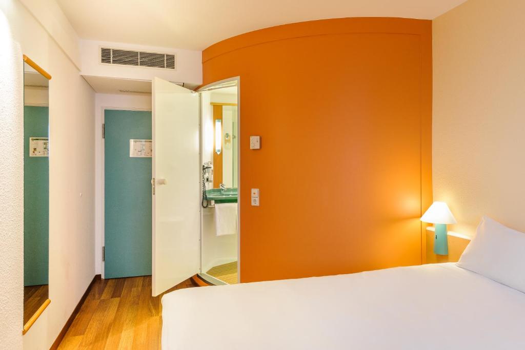 Postel nebo postele na pokoji v ubytování ibis Berlin Dreilinden