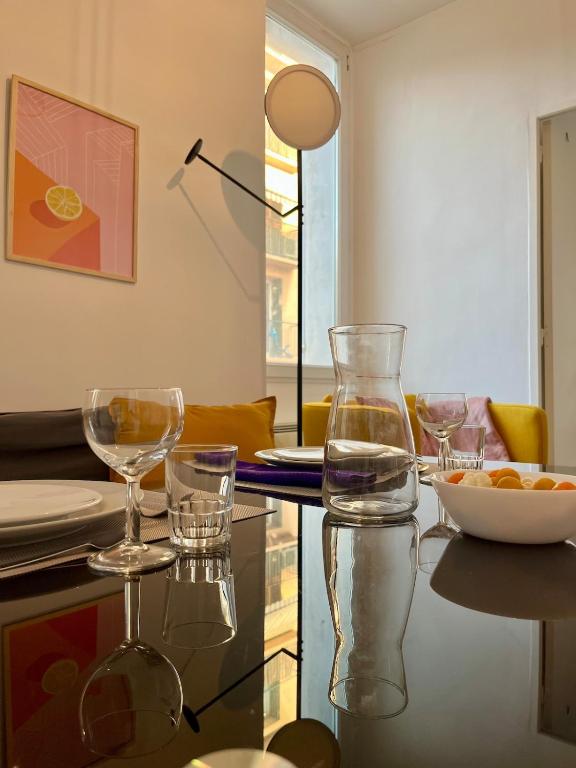 - une table avec des verres et un bol d'eau dans l'établissement Charmant T3 au cœur de la ville, à Marseille
