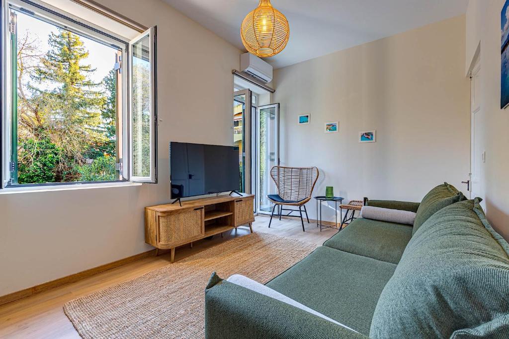 a living room with a green couch and a tv at Chez Irene in Análipsis