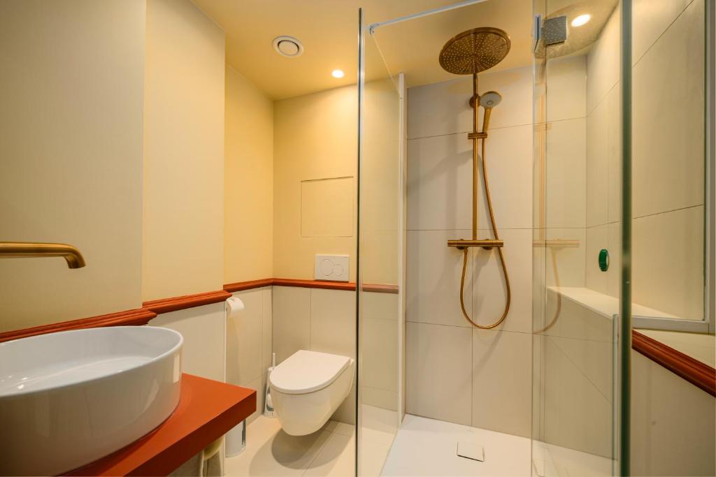 The Queen's Twelve by Romy&Travis - Resim 20