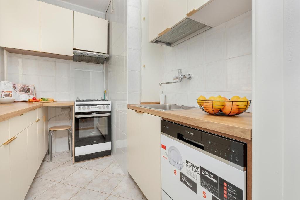 Kuchyňa alebo kuchynka v ubytovaní Seaside & Park Apartments Gdańsk by Noclegi Renters