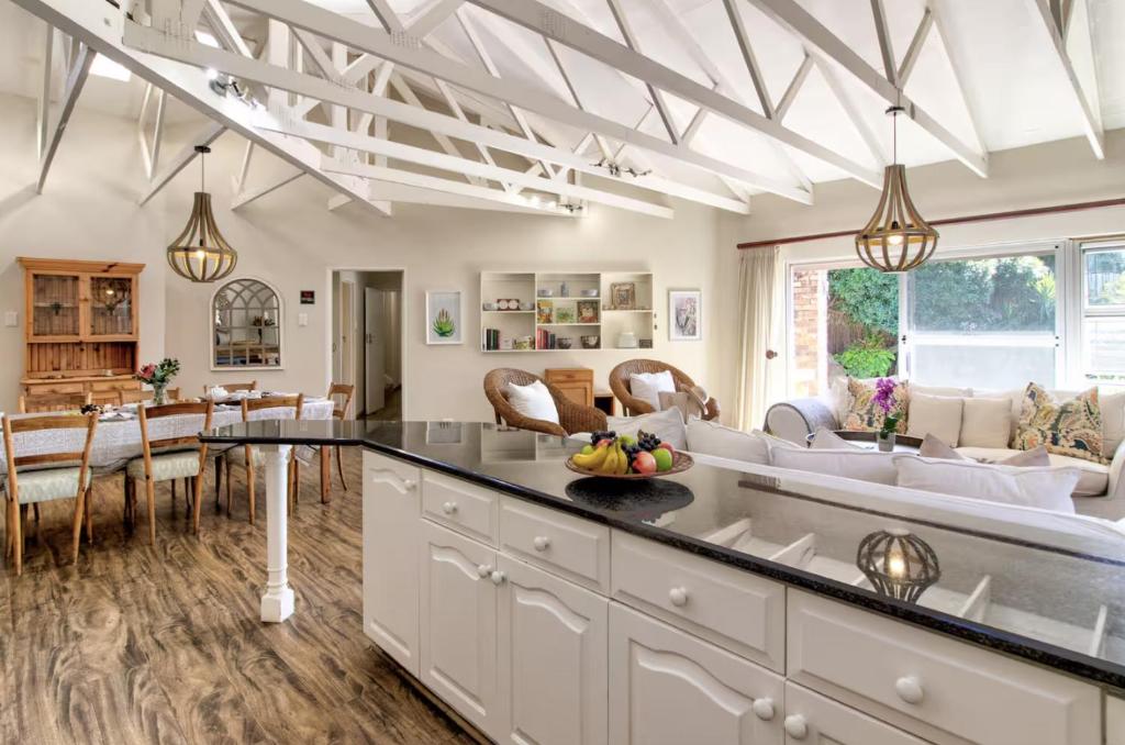 una cucina e un soggiorno con un tavolo e un divano di Miracle Villa a Kenton-on-Sea