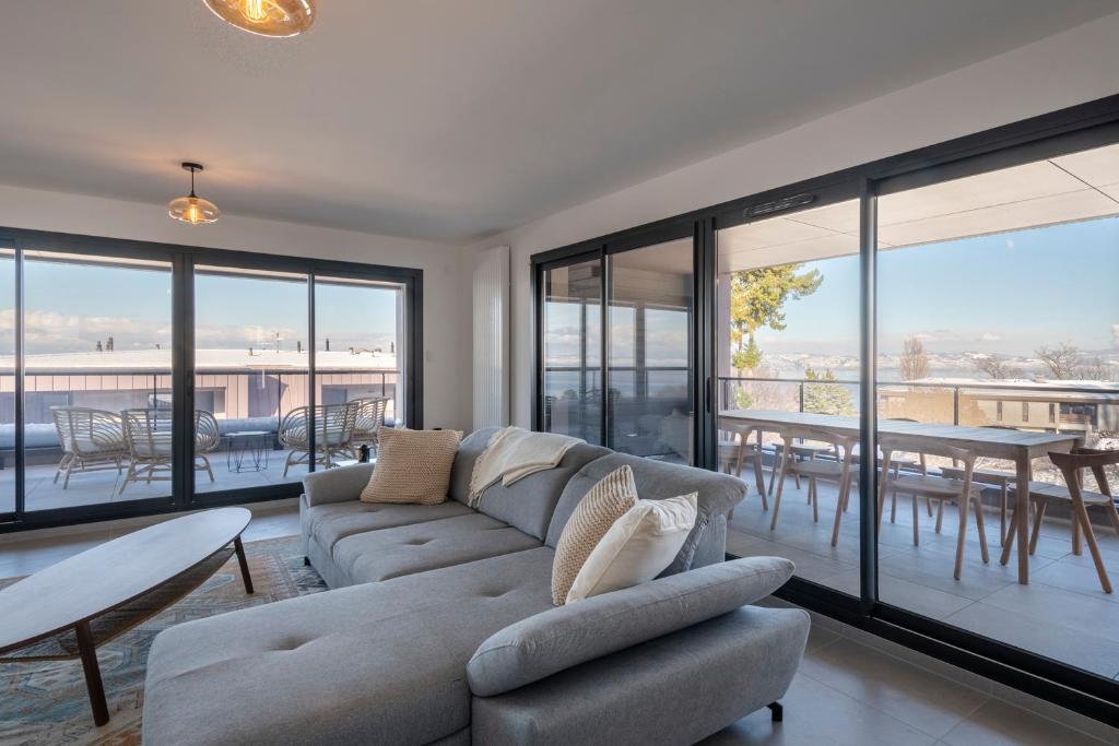 un salon avec un canapé et une table dans l'établissement Splendid T4 with Lake and Mountain View, à Évian-les-Bains