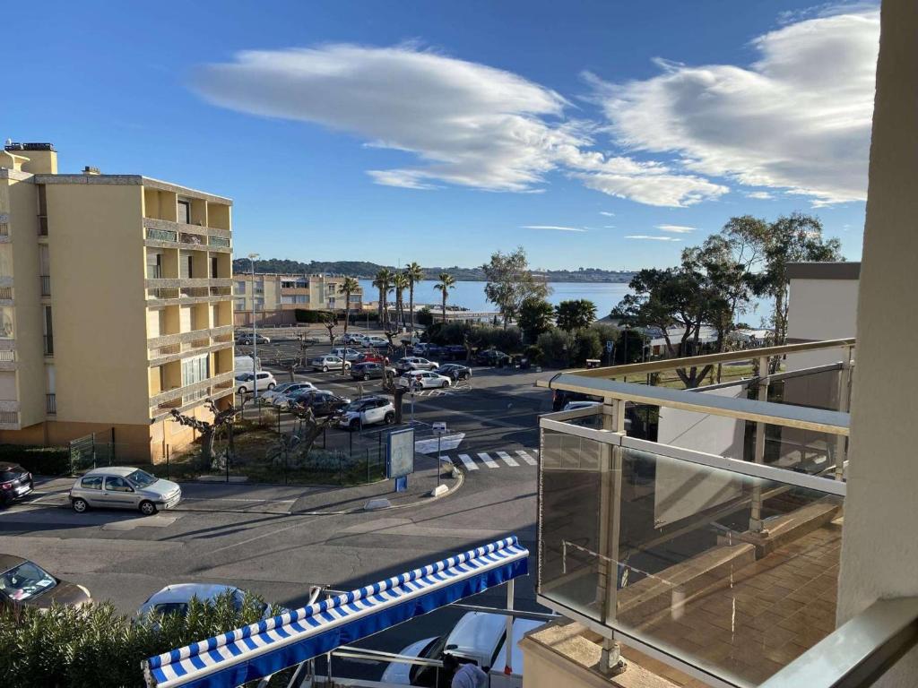 une vue d'un parking depuis un balcon dans l'établissement Studio cosy proche Thermes avec coin cuisine et vue sur étang - FR-1-553-237, à Balaruc-les-Bains